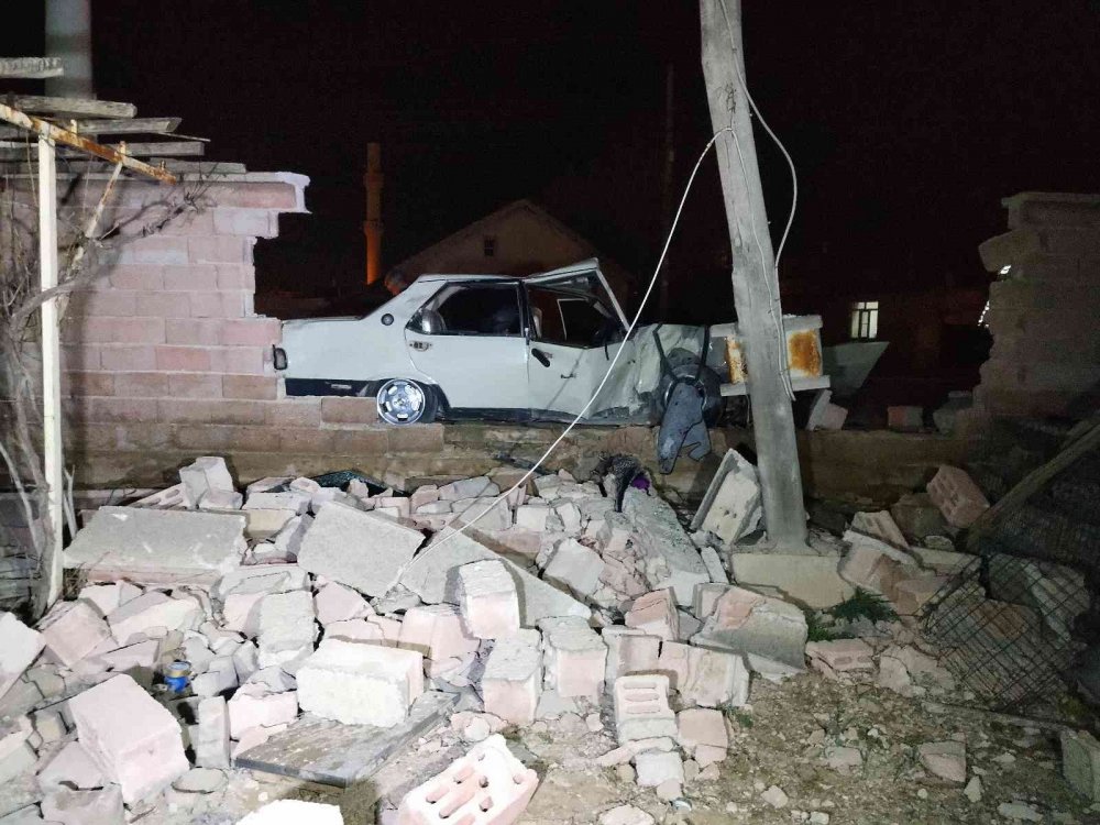 Konya'da aşırı hız kazayı getirdi! Karşı şeritteki bahçe duvarını yıkan araçta 3 yaralı