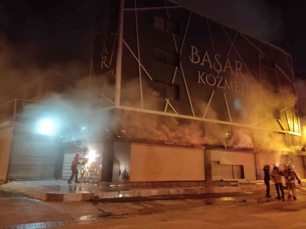 Gıda çarşısında yangın dehşeti! Alevler 3 iş yerinde daha sıçradı