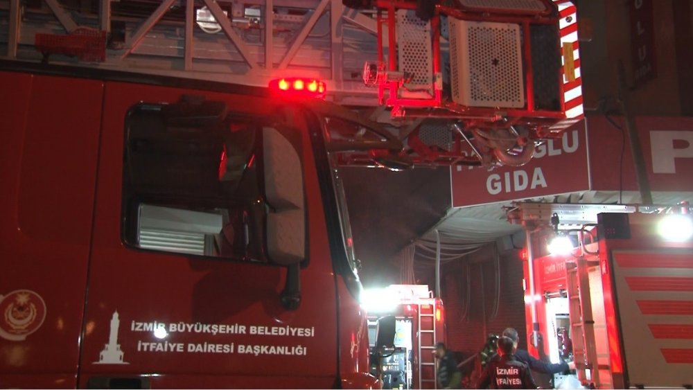 Gıda çarşısında yangın dehşeti! Alevler 3 iş yerinde daha sıçradı