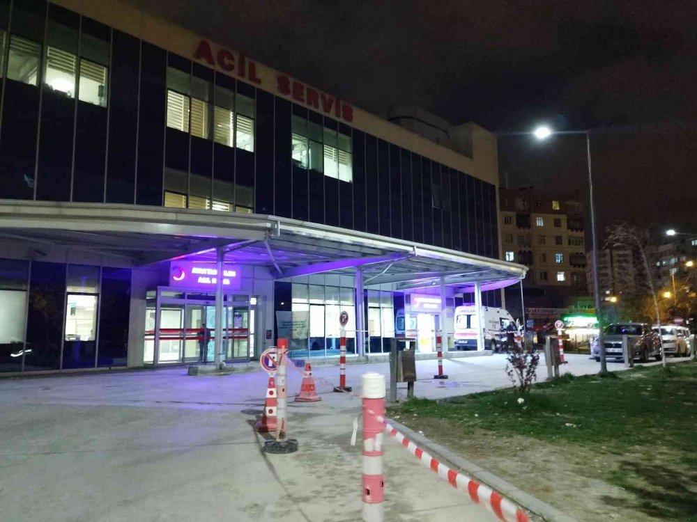Konya'da gençlerin kavgası kanlı bitti! 17 yaşındaki genç sokak ortasında bıçaklandı