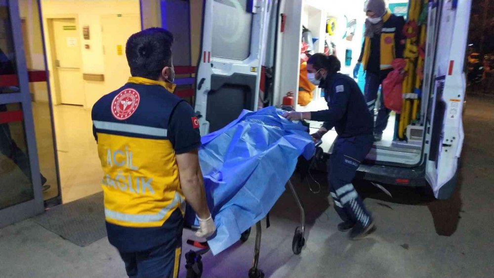 Konya'da gençlerin kavgası kanlı bitti! 17 yaşındaki genç sokak ortasında bıçaklandı