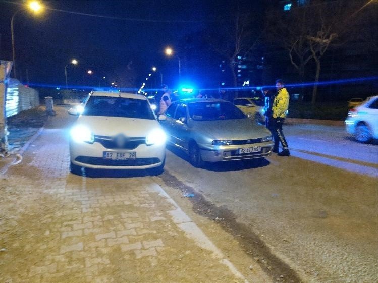Konya'da hareketli gece! 17 yaşındaki ehliyetsiz sürücü kovalamaca sonucu yakalandı