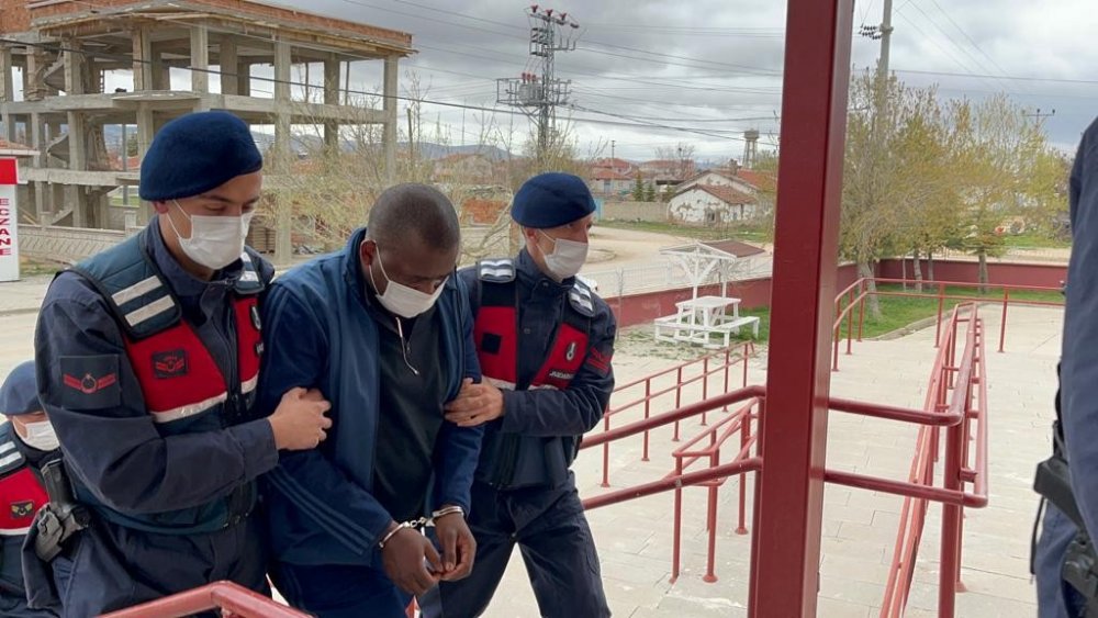 Milyonlarca sahte dövizle yakalanmışlardı! Kamerun ve Ugandalı dolandırıcılar tutuklandı