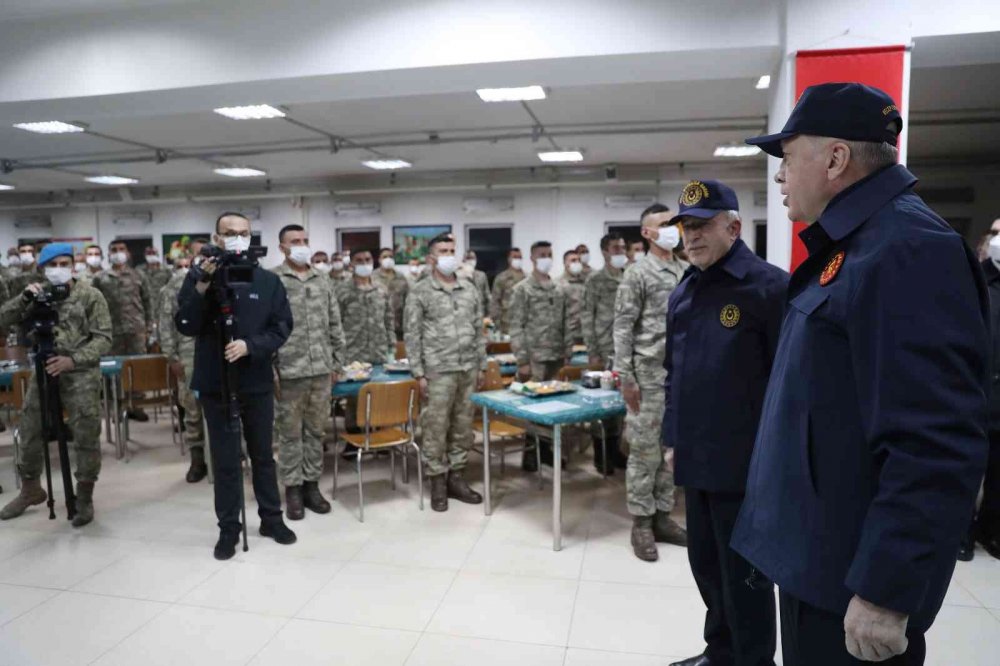 Cumhurbaşkanı Erdoğan ve Bakan Akar'dan iftarda terörle mücadele eden Mehmetçiğe sürpriz