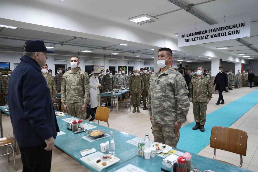 Cumhurbaşkanı Erdoğan ve Bakan Akar'dan iftarda terörle mücadele eden Mehmetçiğe sürpriz