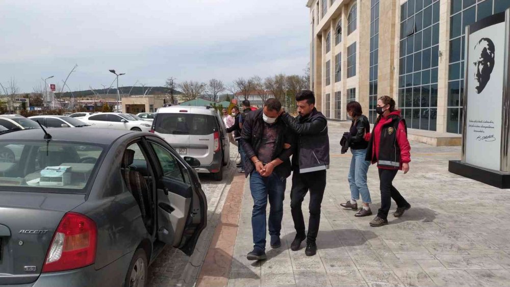 Otomobilin yedek lastiğinden bin 386 uyuşturucu hap çıktı
