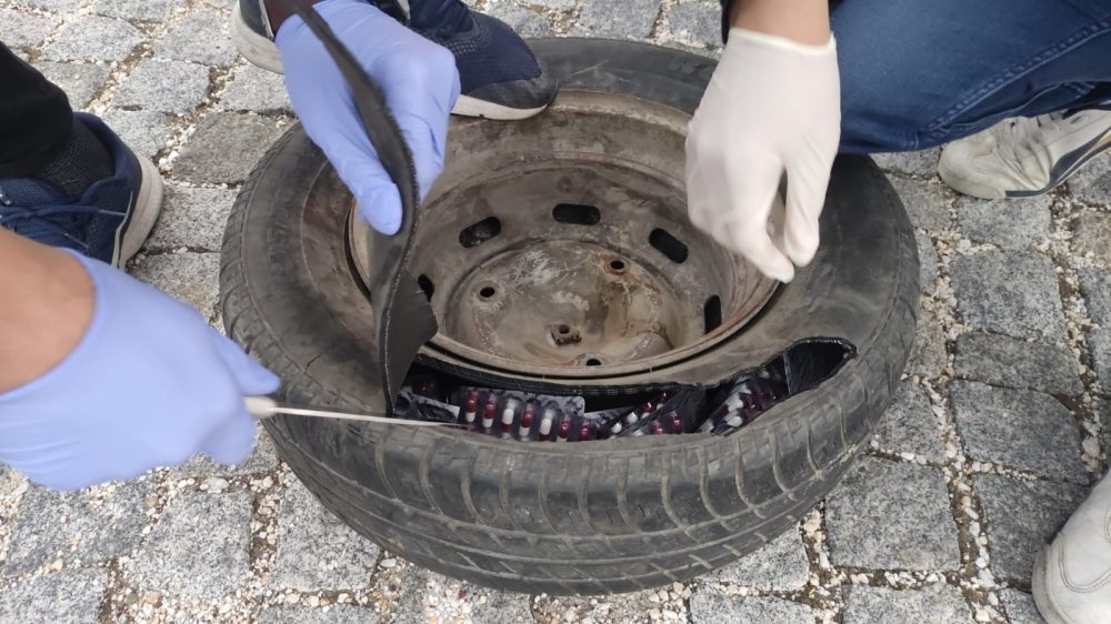 Otomobilin yedek lastiğinden bin 386 uyuşturucu hap çıktı