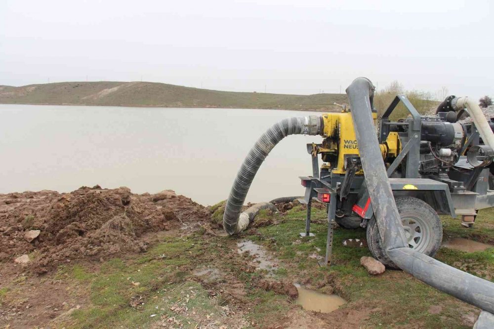 Konya'nın yağışları yüzleri fazlasıyla güldürdü! Günlük 70 bin metreküp su tahliye ediliyor