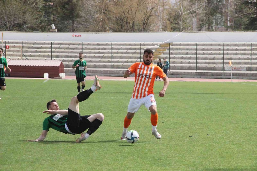 Play-Off maçında tribünler karıştı! Konya tarafında 4 kişi kafasına gelen taşlarla yaralandı