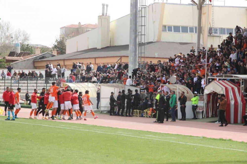 Play-Off maçında tribünler karıştı! Konya tarafında 4 kişi kafasına gelen taşlarla yaralandı