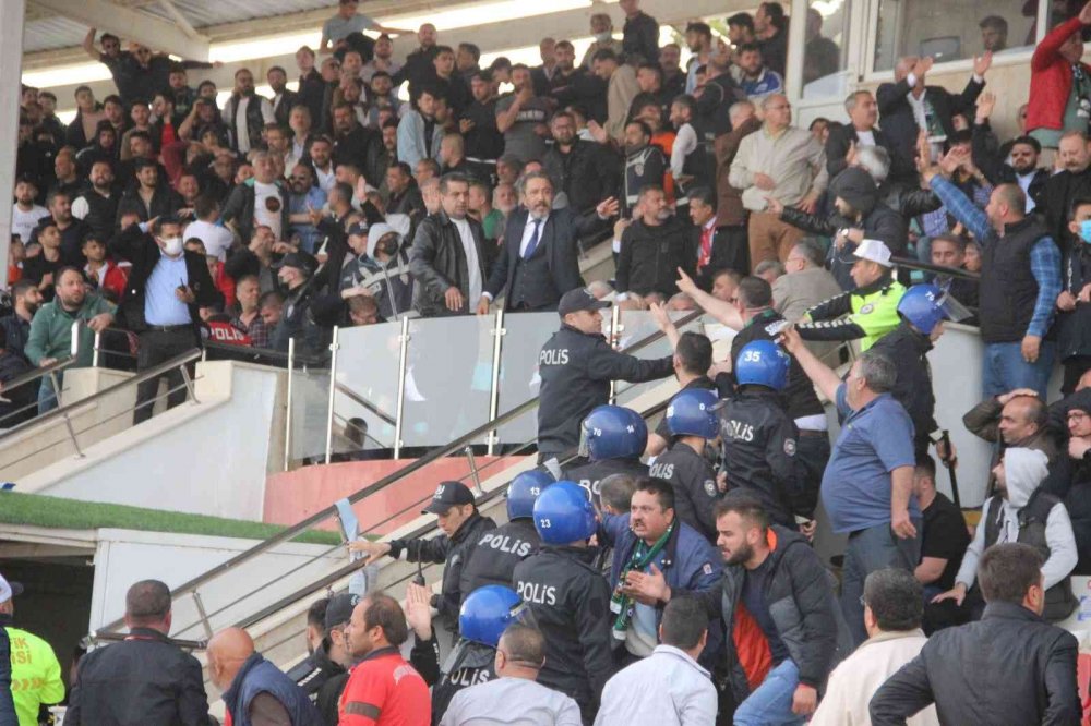 Play-Off maçında tribünler karıştı! Konya tarafında 4 kişi kafasına gelen taşlarla yaralandı