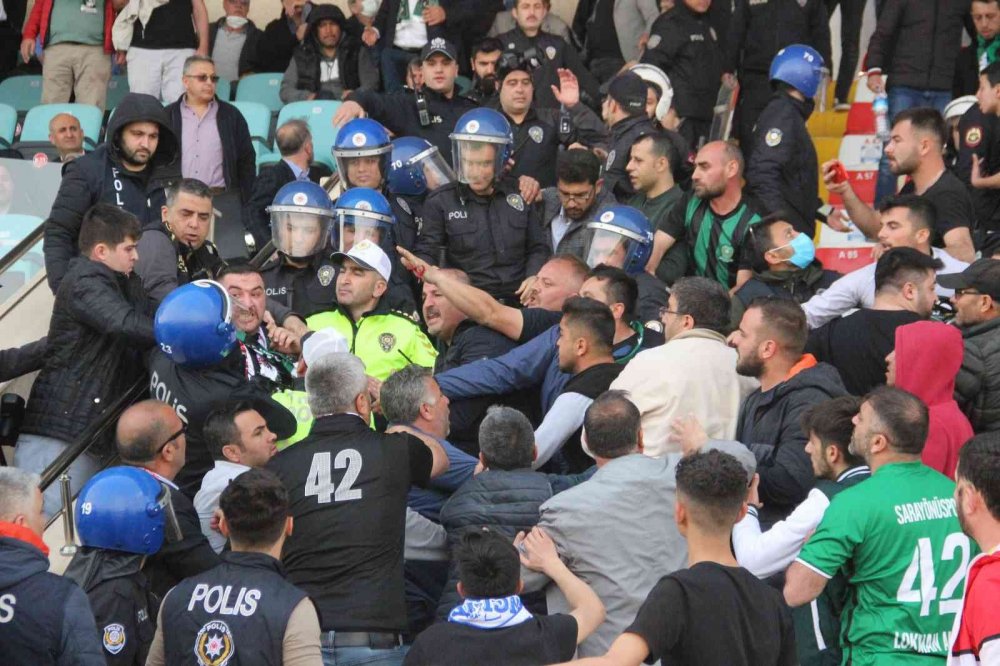 Play-Off maçında tribünler karıştı! Konya tarafında 4 kişi kafasına gelen taşlarla yaralandı