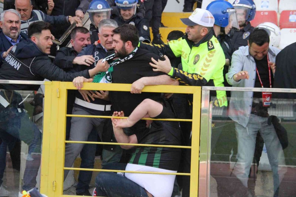 Play-Off maçında tribünler karıştı! Konya tarafında 4 kişi kafasına gelen taşlarla yaralandı
