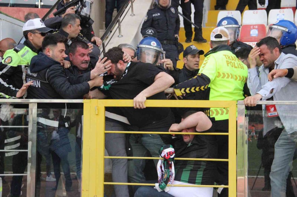 Play-Off maçında tribünler karıştı! Konya tarafında 4 kişi kafasına gelen taşlarla yaralandı