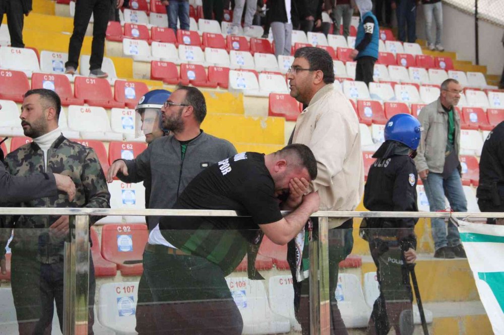 Play-Off maçında tribünler karıştı! Konya tarafında 4 kişi kafasına gelen taşlarla yaralandı