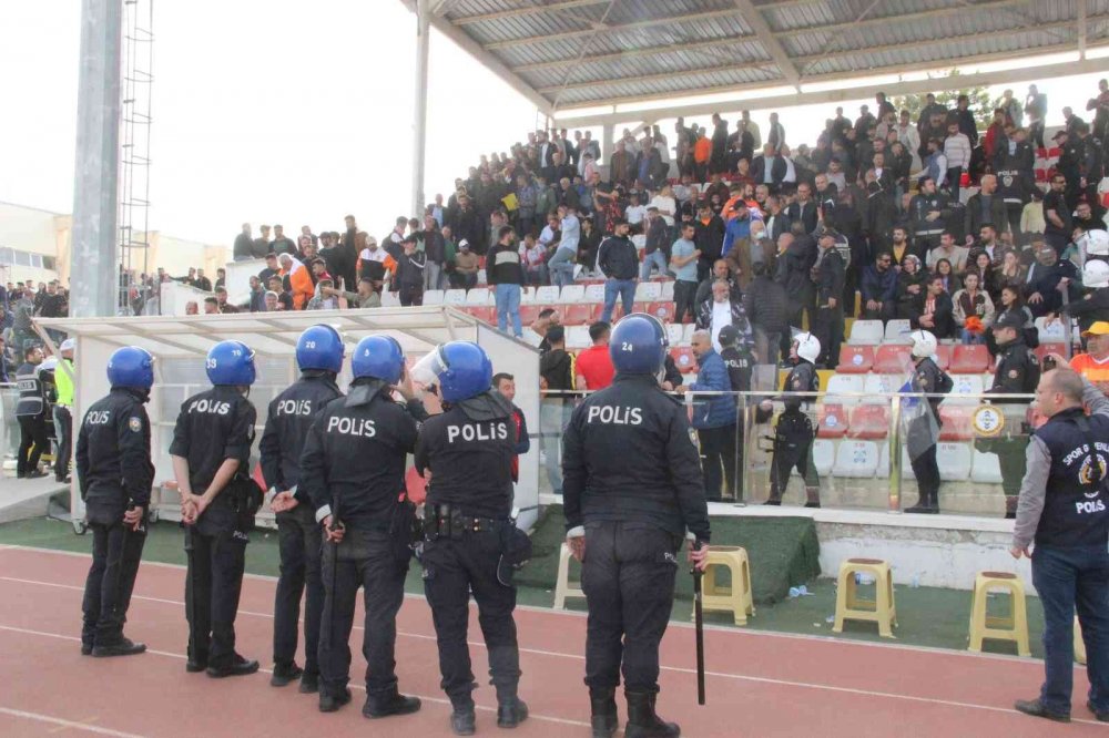 Play-Off maçında tribünler karıştı! Konya tarafında 4 kişi kafasına gelen taşlarla yaralandı