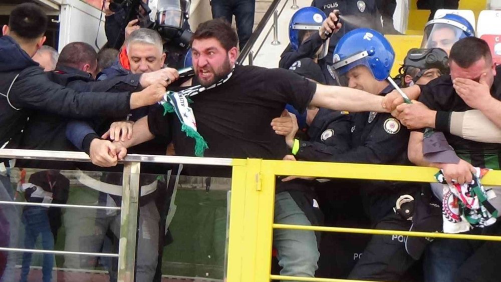 Play-Off maçında tribünler karıştı! Konya tarafında 4 kişi kafasına gelen taşlarla yaralandı