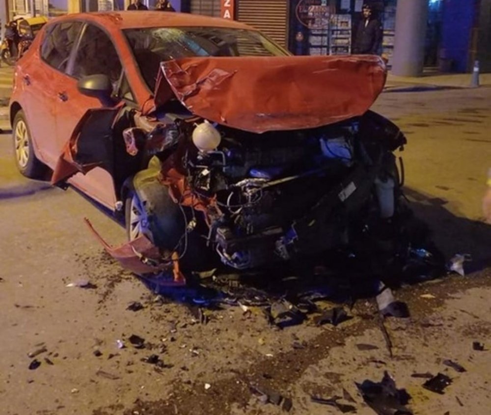 Askeri ambulans otomobille çarpıştı! 3 yaralı