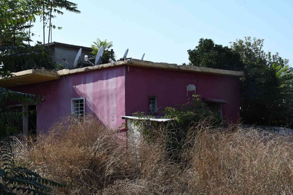 Dumanlar yükseldi ve Mersin'de gizemli evin yanında bulunan evde çıkan yangın korkuttu