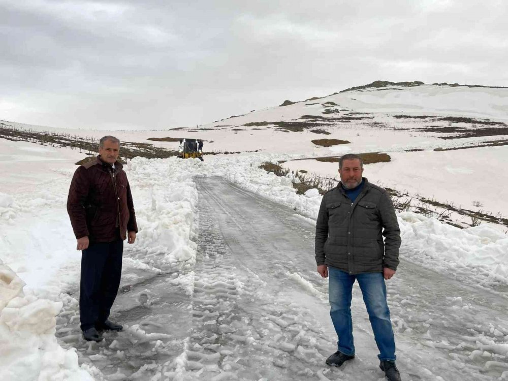 Karların büyük bölümü erise de halen kar kaplı araziler var... İki insan boyunda kar