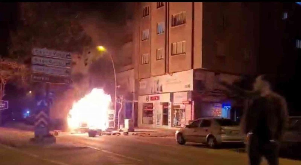 Mobilya malzemesi yüklü işçi servisinde art arda patlama! Alev topuna döndü
