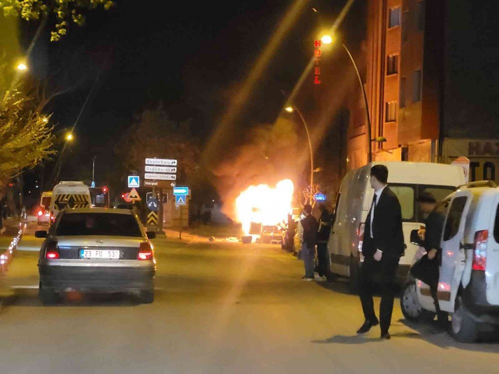 Mobilya malzemesi yüklü işçi servisinde art arda patlama! Alev topuna döndü