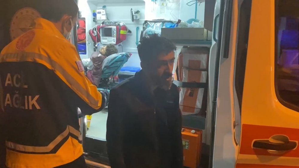 Mobilya malzemesi yüklü işçi servisinde art arda patlama! Alev topuna döndü