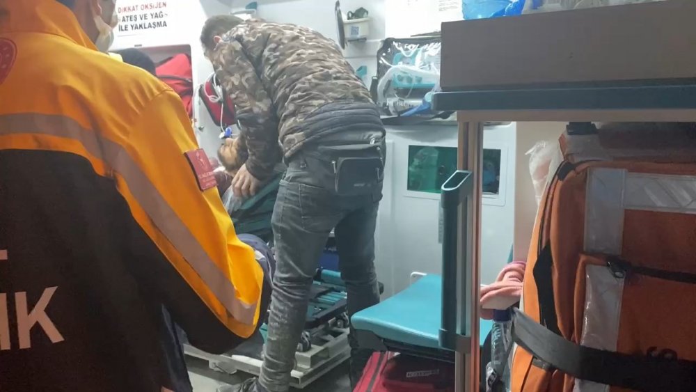 Mobilya malzemesi yüklü işçi servisinde art arda patlama! Alev topuna döndü