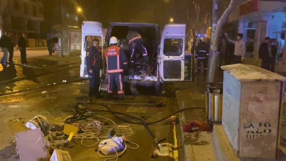 Mobilya malzemesi yüklü işçi servisinde art arda patlama! Alev topuna döndü