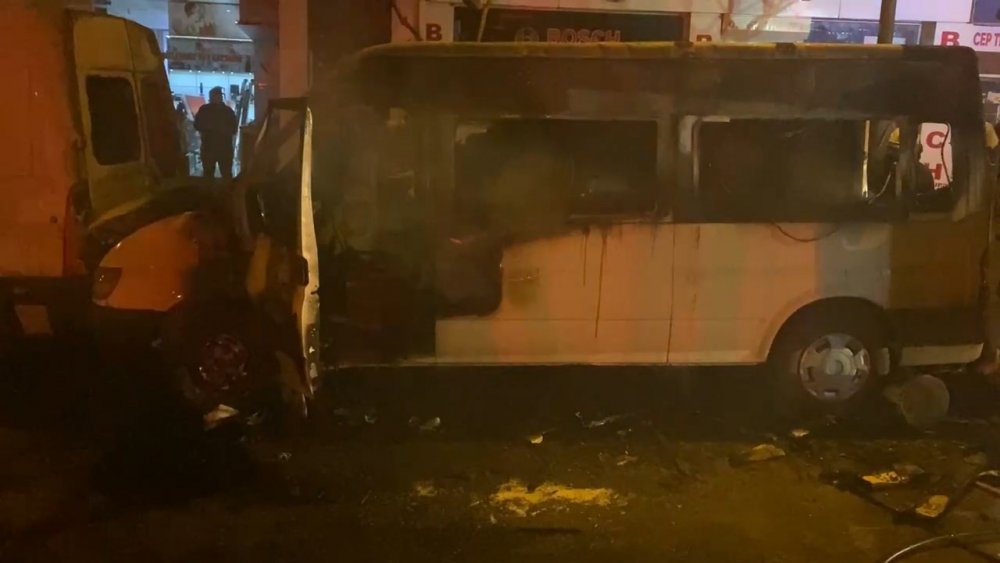 Mobilya malzemesi yüklü işçi servisinde art arda patlama! Alev topuna döndü