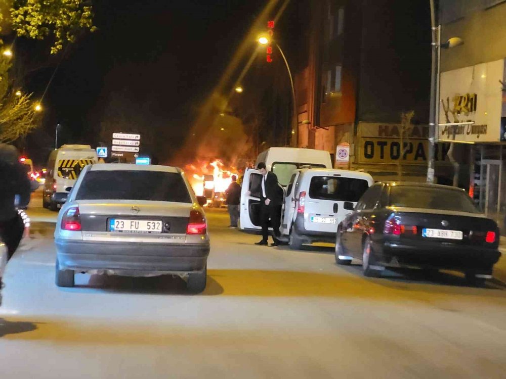 Mobilya malzemesi yüklü işçi servisinde art arda patlama! Alev topuna döndü