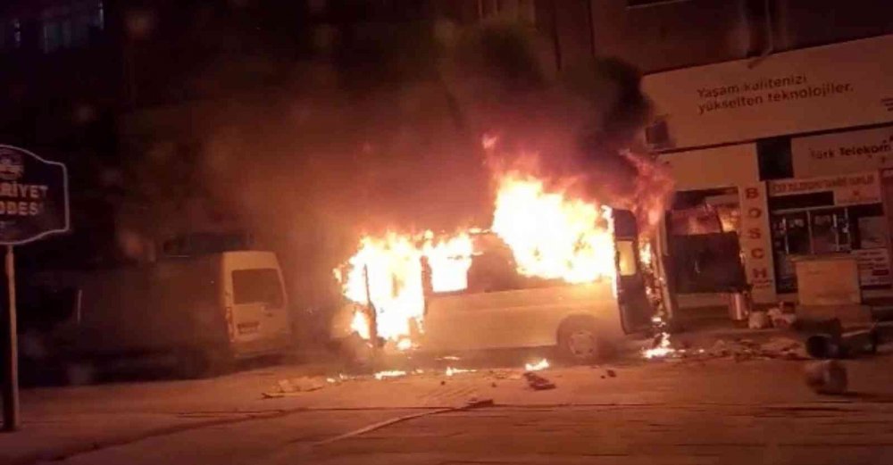 Mobilya malzemesi yüklü işçi servisinde art arda patlama! Alev topuna döndü