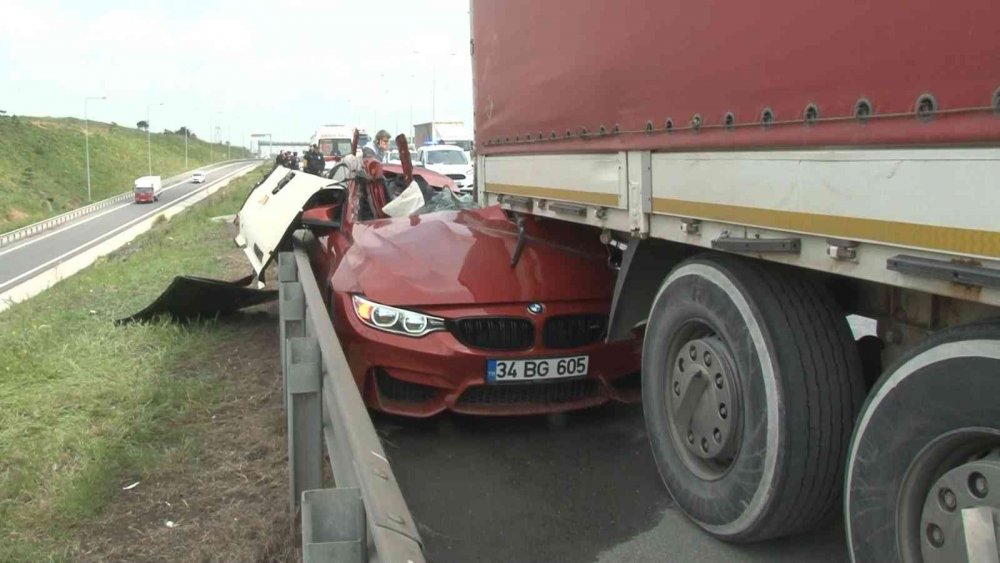 Tıra ok gibi saplanan lüks otomobilde can pazarı... Sürücü olay yerinde yaşamını yitirdi