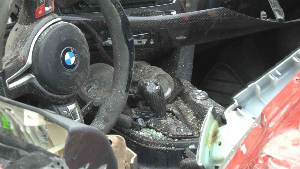 Tıra ok gibi saplanan lüks otomobilde can pazarı... Sürücü olay yerinde yaşamını yitirdi