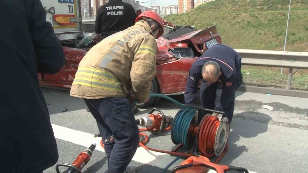 Tıra ok gibi saplanan lüks otomobilde can pazarı... Sürücü olay yerinde yaşamını yitirdi