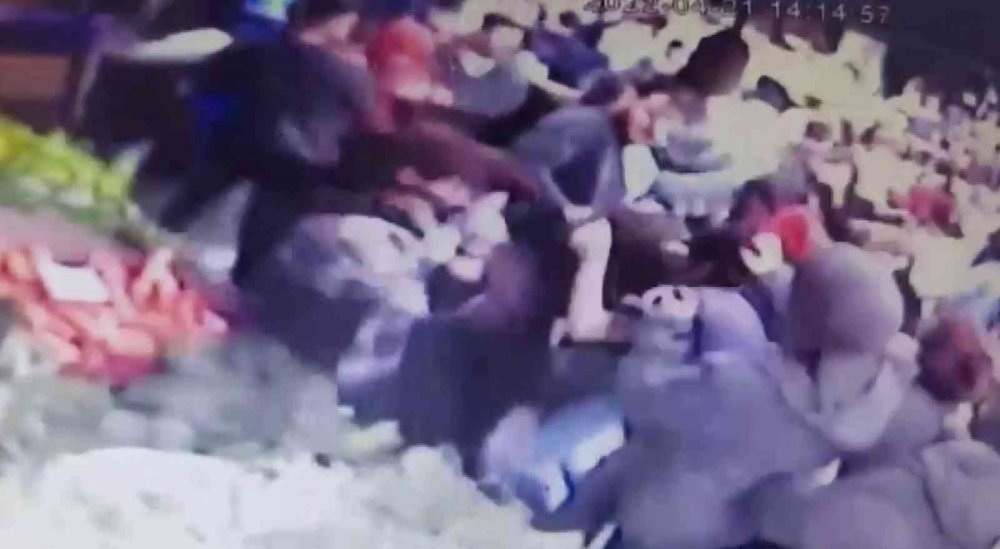 Liseli kızların tekmeli yumruklu kavgası dehşete düşürdü! Ayırmak yerine gülerek izlediler