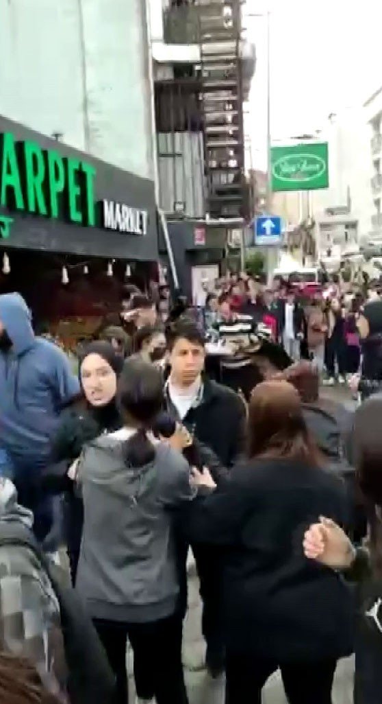 Liseli kızların tekmeli yumruklu kavgası dehşete düşürdü! Ayırmak yerine gülerek izlediler