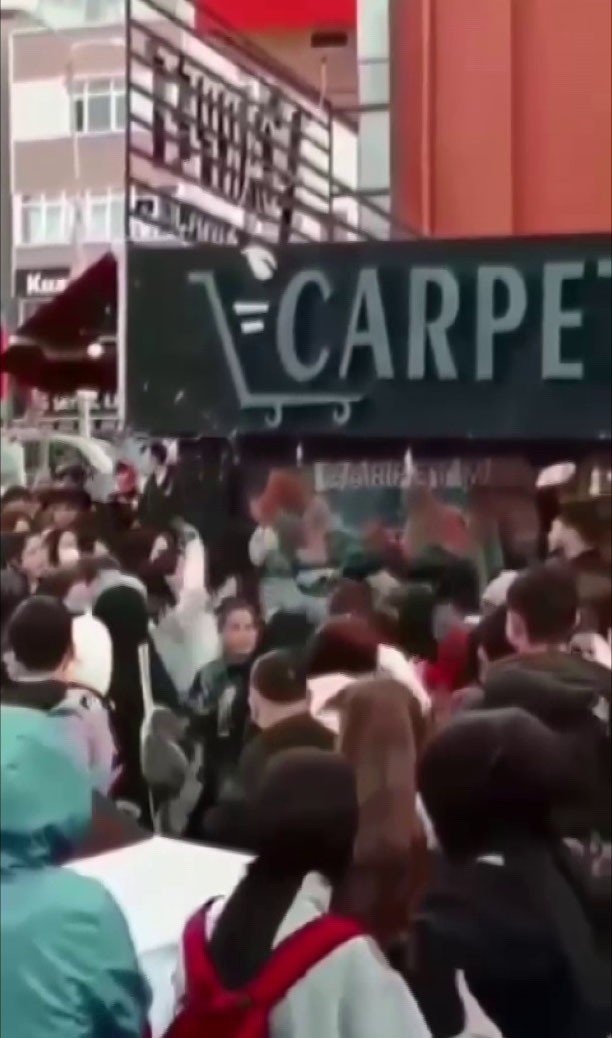 Liseli kızların tekmeli yumruklu kavgası dehşete düşürdü! Ayırmak yerine gülerek izlediler