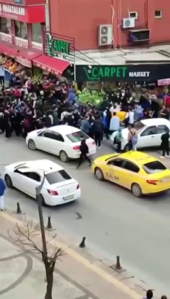 Liseli kızların tekmeli yumruklu kavgası dehşete düşürdü! Ayırmak yerine gülerek izlediler