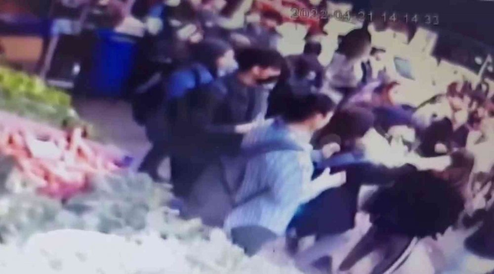 Liseli kızların tekmeli yumruklu kavgası dehşete düşürdü! Ayırmak yerine gülerek izlediler