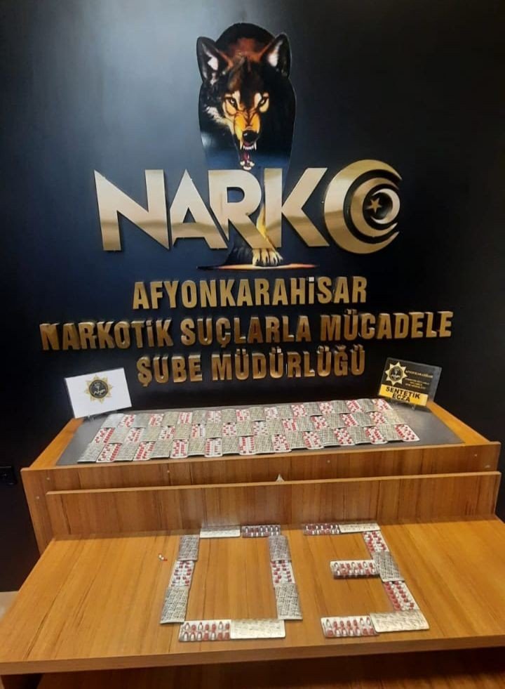 Afyon-Konya yolunda durdurulan araçta bin 108 uyuşturucu hap çıktı