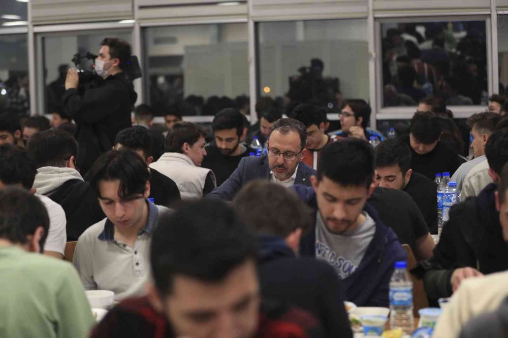 Bakan Kasapoğlu ve Türev Şef’ten öğrencilere Konya dahil 5 ilden 'Anne Yemeği'