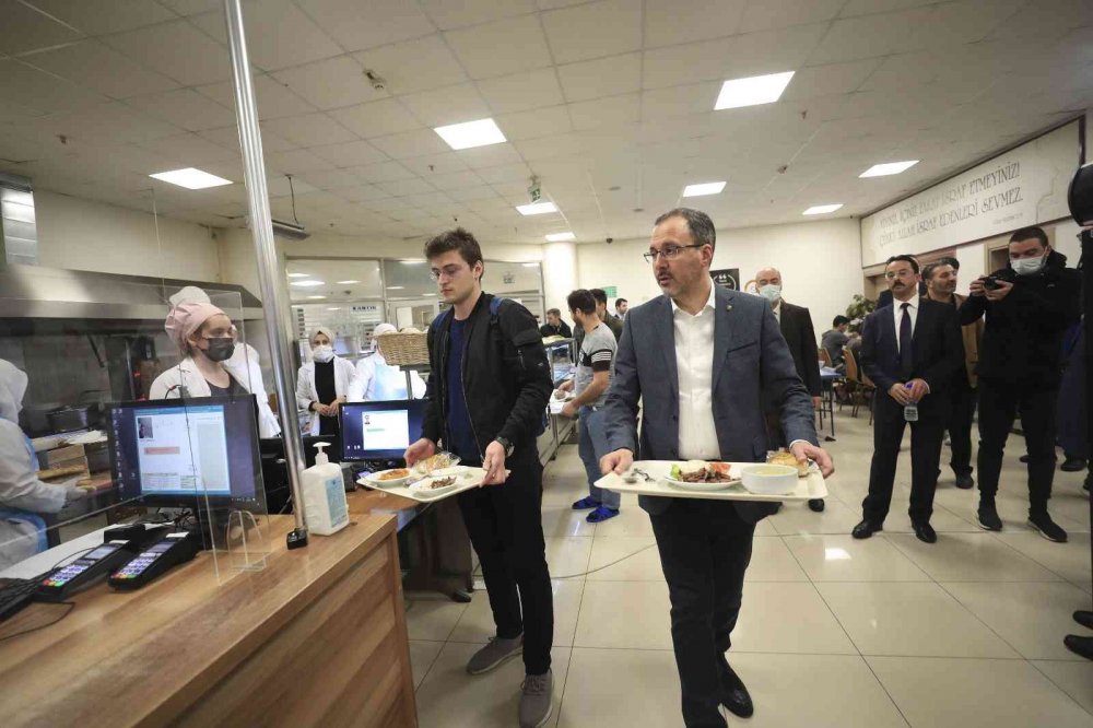 Bakan Kasapoğlu ve Türev Şef’ten öğrencilere Konya dahil 5 ilden 'Anne Yemeği'