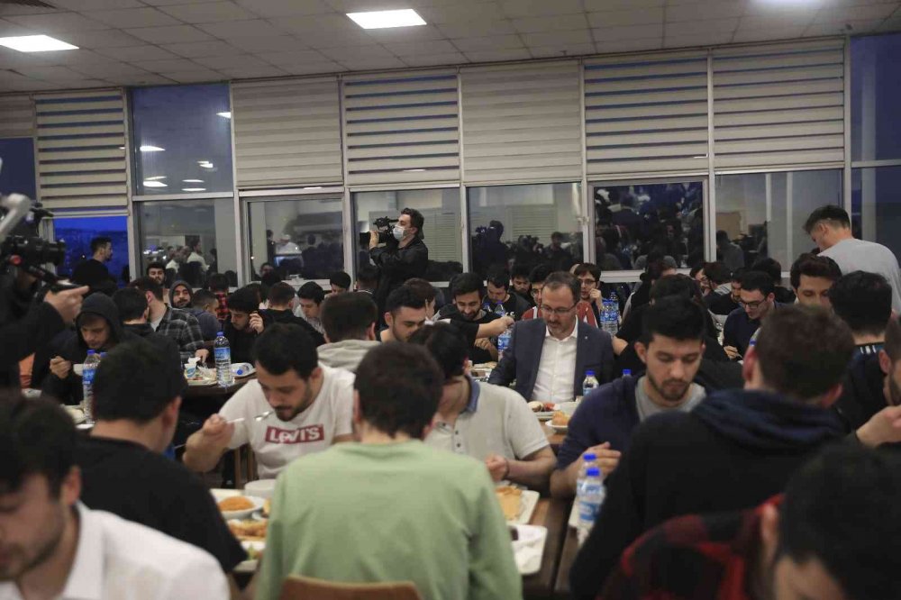 Bakan Kasapoğlu ve Türev Şef’ten öğrencilere Konya dahil 5 ilden 'Anne Yemeği'