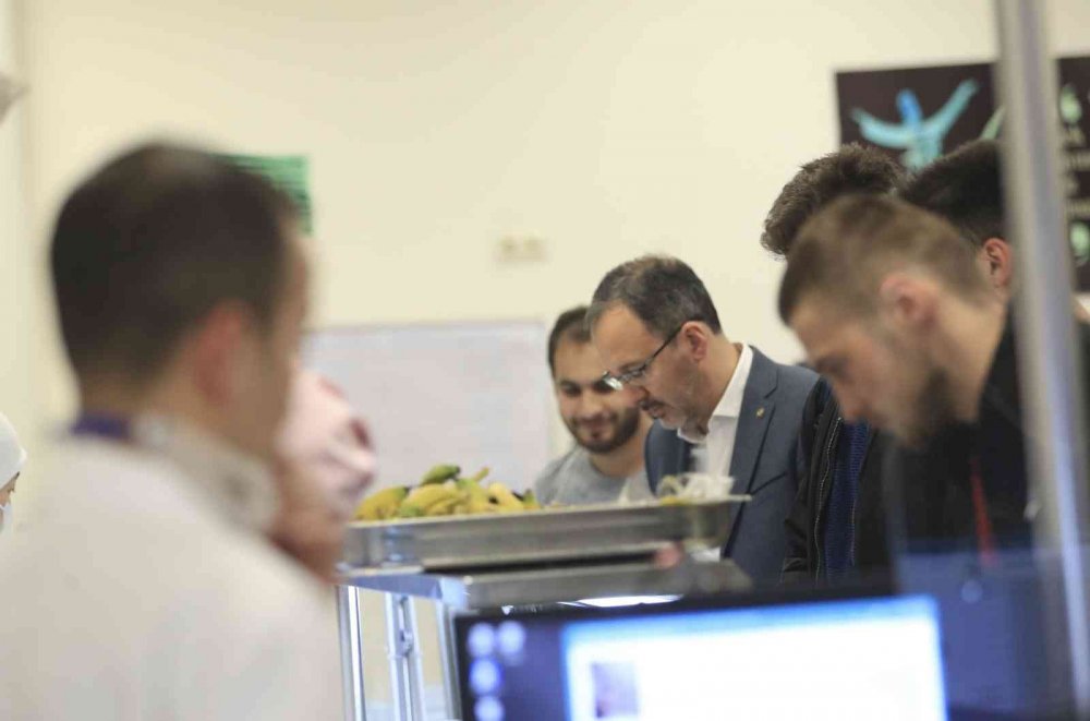 Bakan Kasapoğlu ve Türev Şef’ten öğrencilere Konya dahil 5 ilden 'Anne Yemeği'