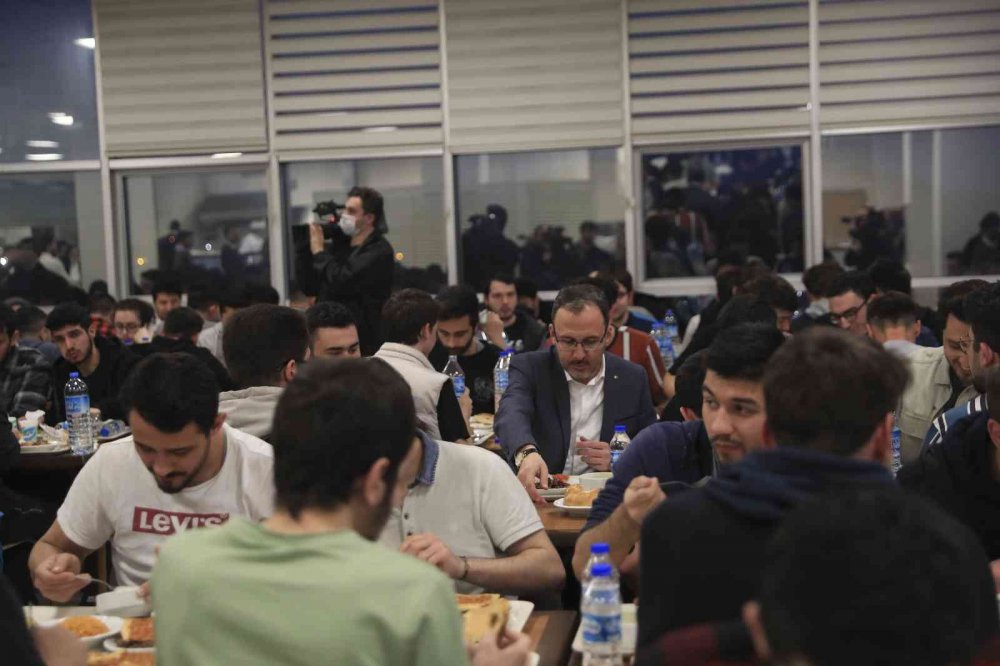 Bakan Kasapoğlu ve Türev Şef’ten öğrencilere Konya dahil 5 ilden 'Anne Yemeği'