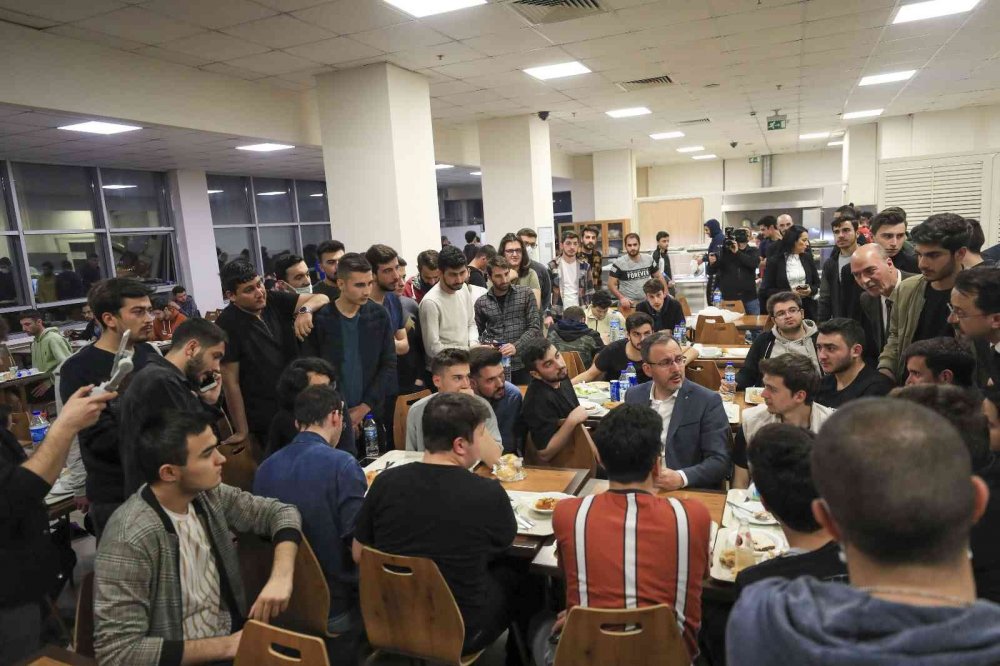 Bakan Kasapoğlu ve Türev Şef’ten öğrencilere Konya dahil 5 ilden 'Anne Yemeği'