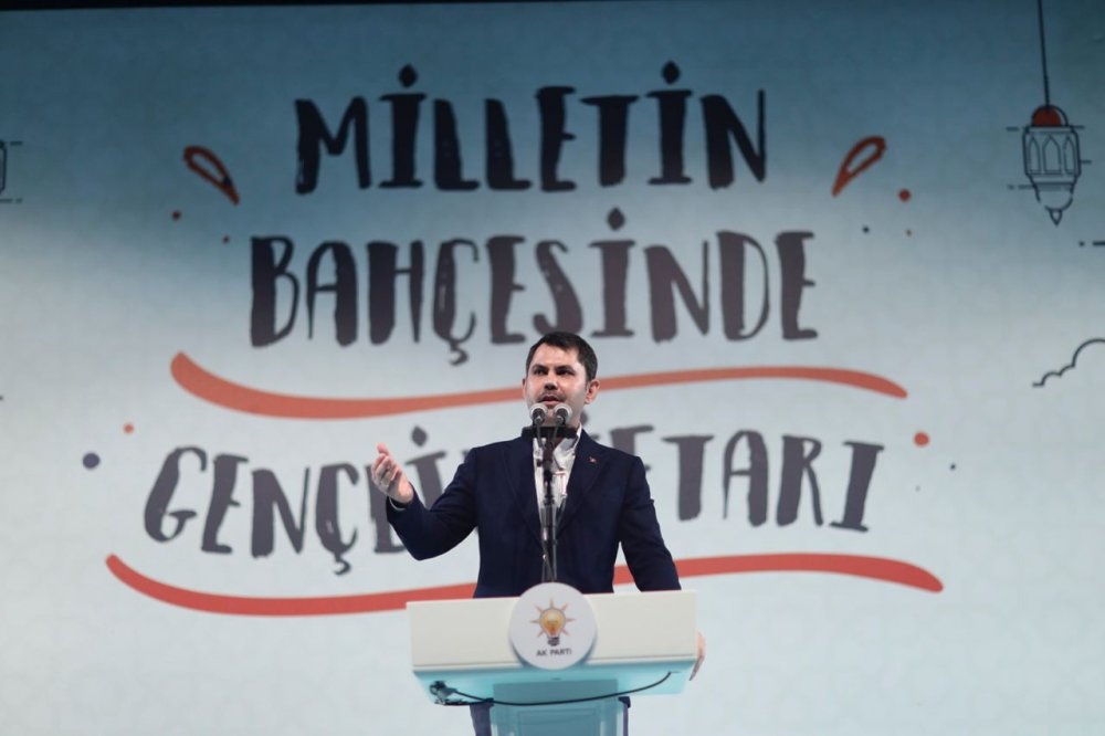 Bakan Kurum 2023'te ilk defa oy kullanacak binlerce yeni seçmenle iftar sofrasında buluştu