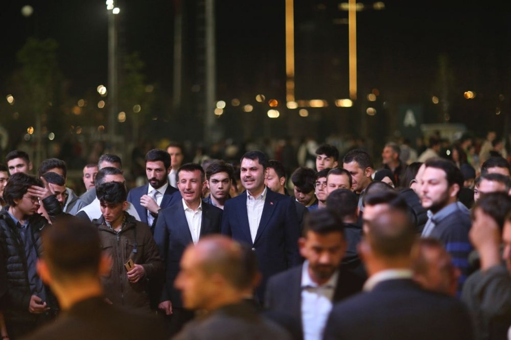 Bakan Kurum 2023'te ilk defa oy kullanacak binlerce yeni seçmenle iftar sofrasında buluştu