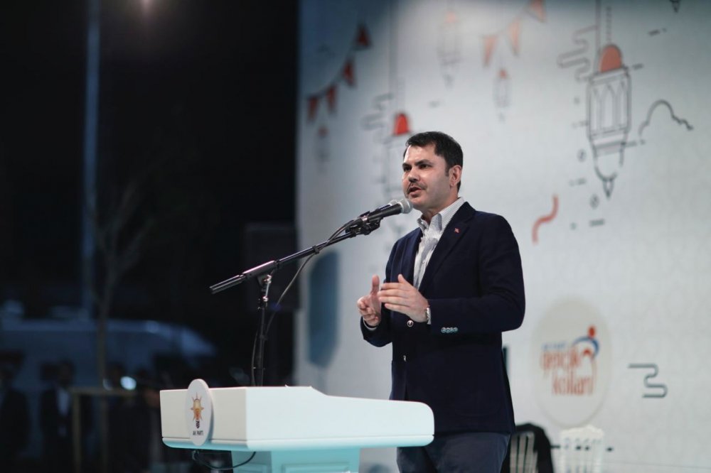 Bakan Kurum 2023'te ilk defa oy kullanacak binlerce yeni seçmenle iftar sofrasında buluştu